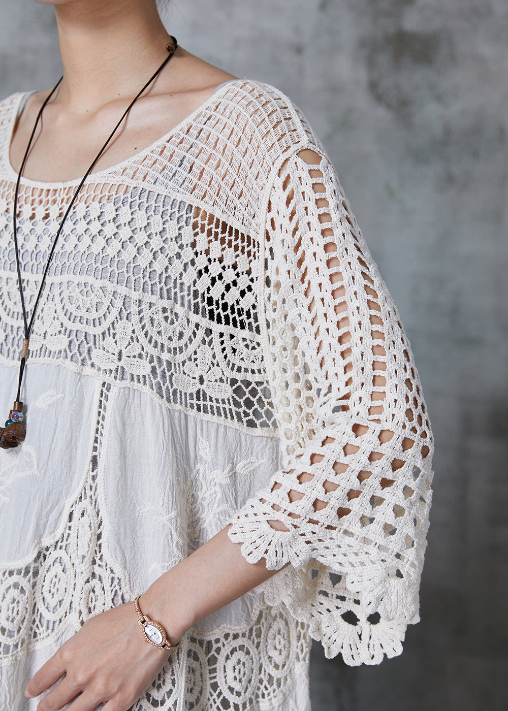 Kvinnors Lång Klänning i Vit Spets med Oversized Passform 4