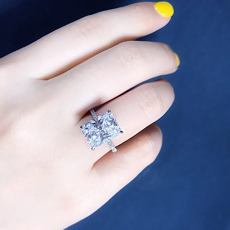 Diamantring med strålande skärning