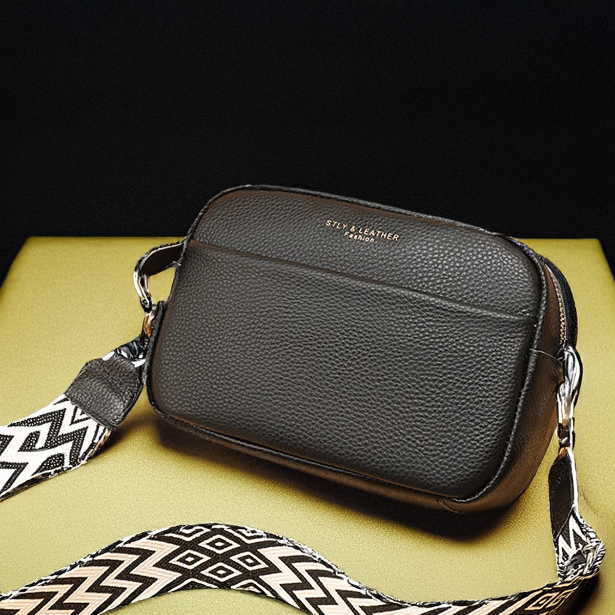 Crossbody-väska i PU-läder av hög kvalitet - 22x15x8 cm
