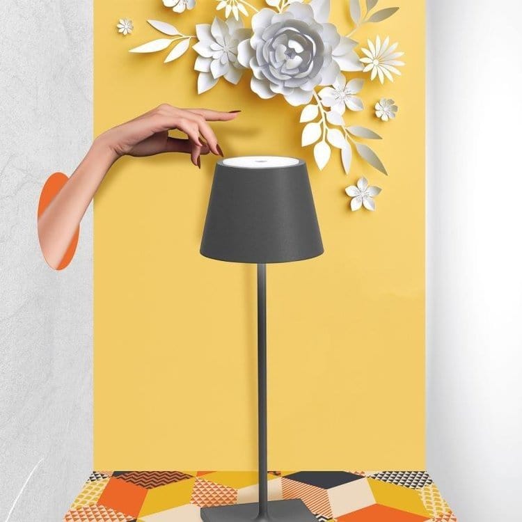 Bordslampa med Minimalistisk Design och Röststyrning 4