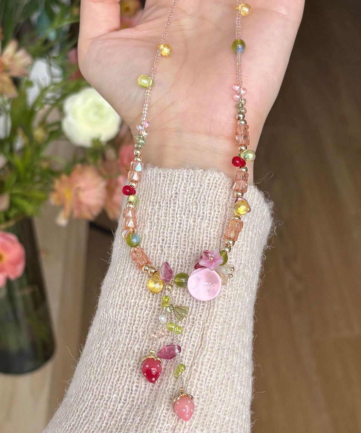 Dam Halsband Asymmetrisk Pärltofs med Jordgubbsdetalj 1