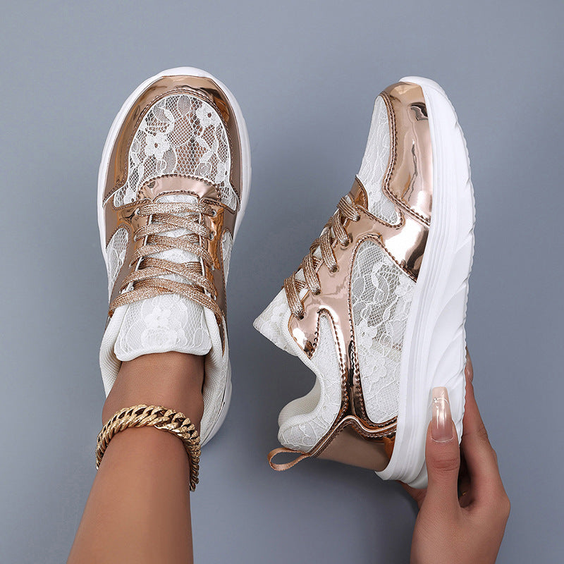 Dam Sneakers Glänsande Design med Spetsdetaljer och Vadderad Innersula 1