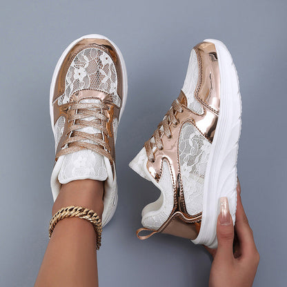 Dam Sneakers Glänsande Design med Spetsdetaljer och Vadderad Innersula 1