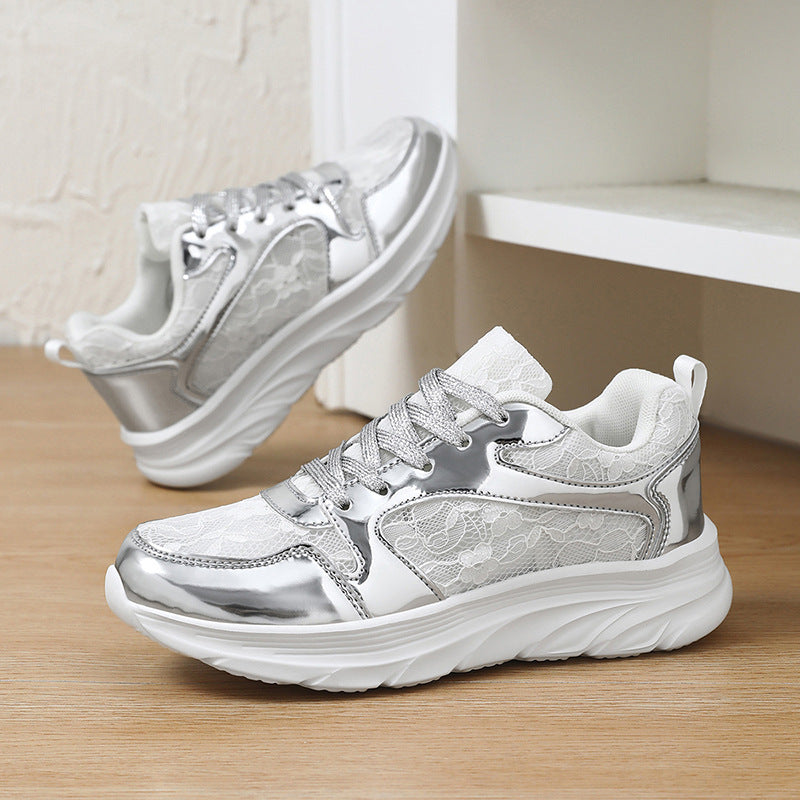 Dam Sneakers Glänsande Design med Spetsdetaljer och Vadderad Innersula 3