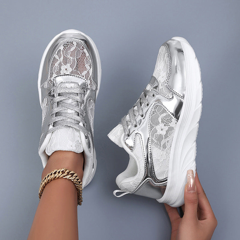 Dam Sneakers Glänsande Design med Spetsdetaljer och Vadderad Innersula 4