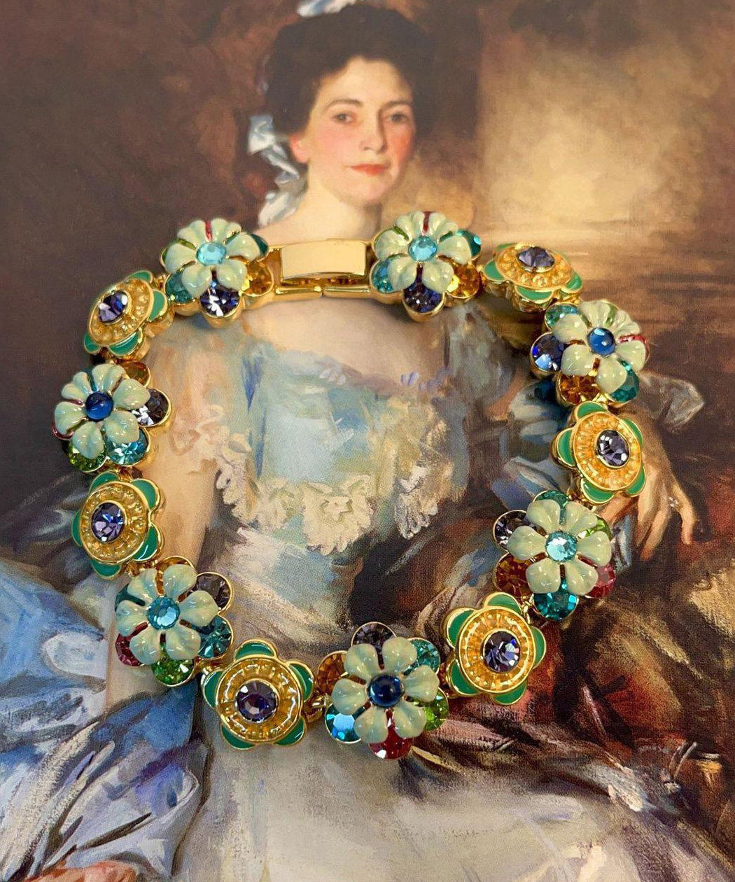 Damarmband med regnbågsmotiv och blomdetaljer 2
