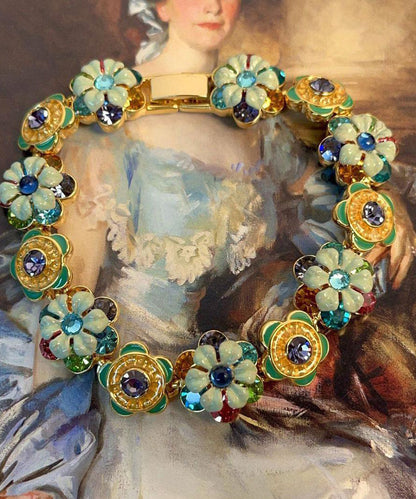 Damarmband med regnbågsmotiv och blomdetaljer 3