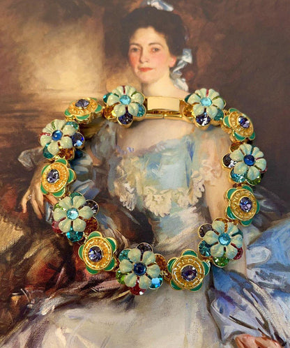 Damarmband med regnbågsmotiv och blomdetaljer 4