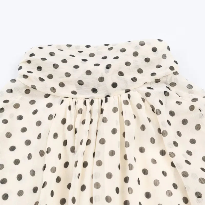 Damblus med hög krage och prickigt mönster 5