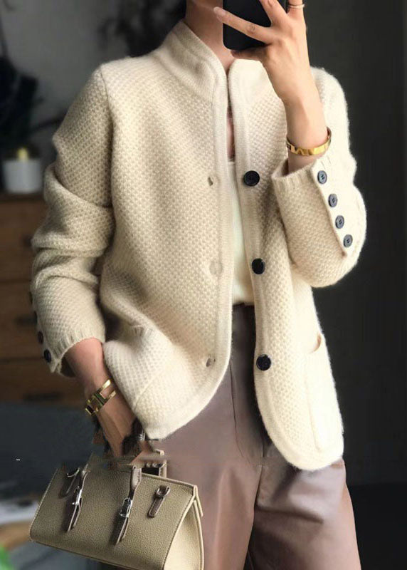 Damens Cardigan i Beige med Ståkrage och Knappdesign 2
