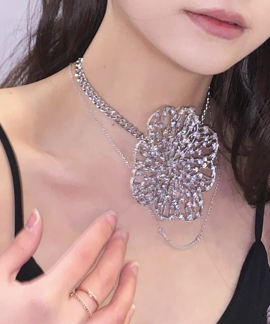 Damhalsband med blommigt hänge i boho-stil 0