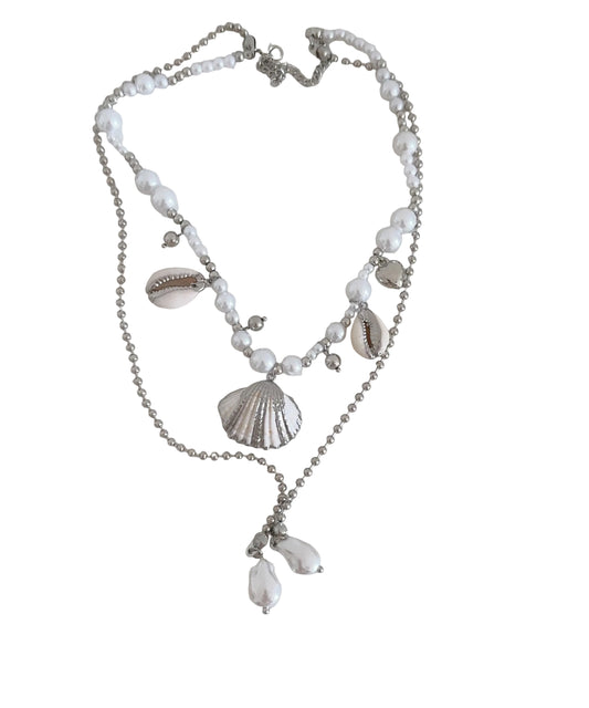Damhalsband med dubbla lager och snäckskalspärla i modern design 1