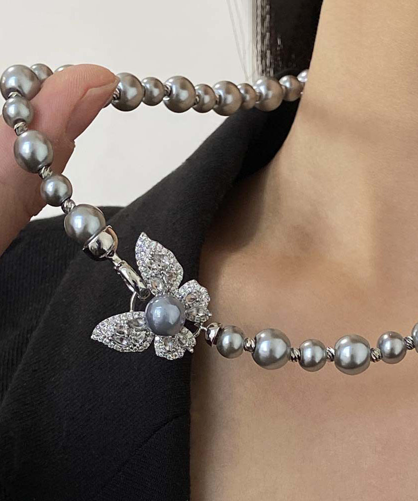 Damhalsband med fjärilshänge i grå legering 0