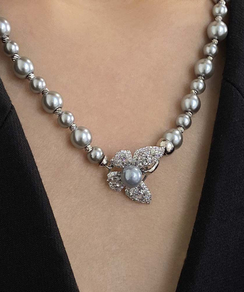 Damhalsband med fjärilshänge i grå legering 4