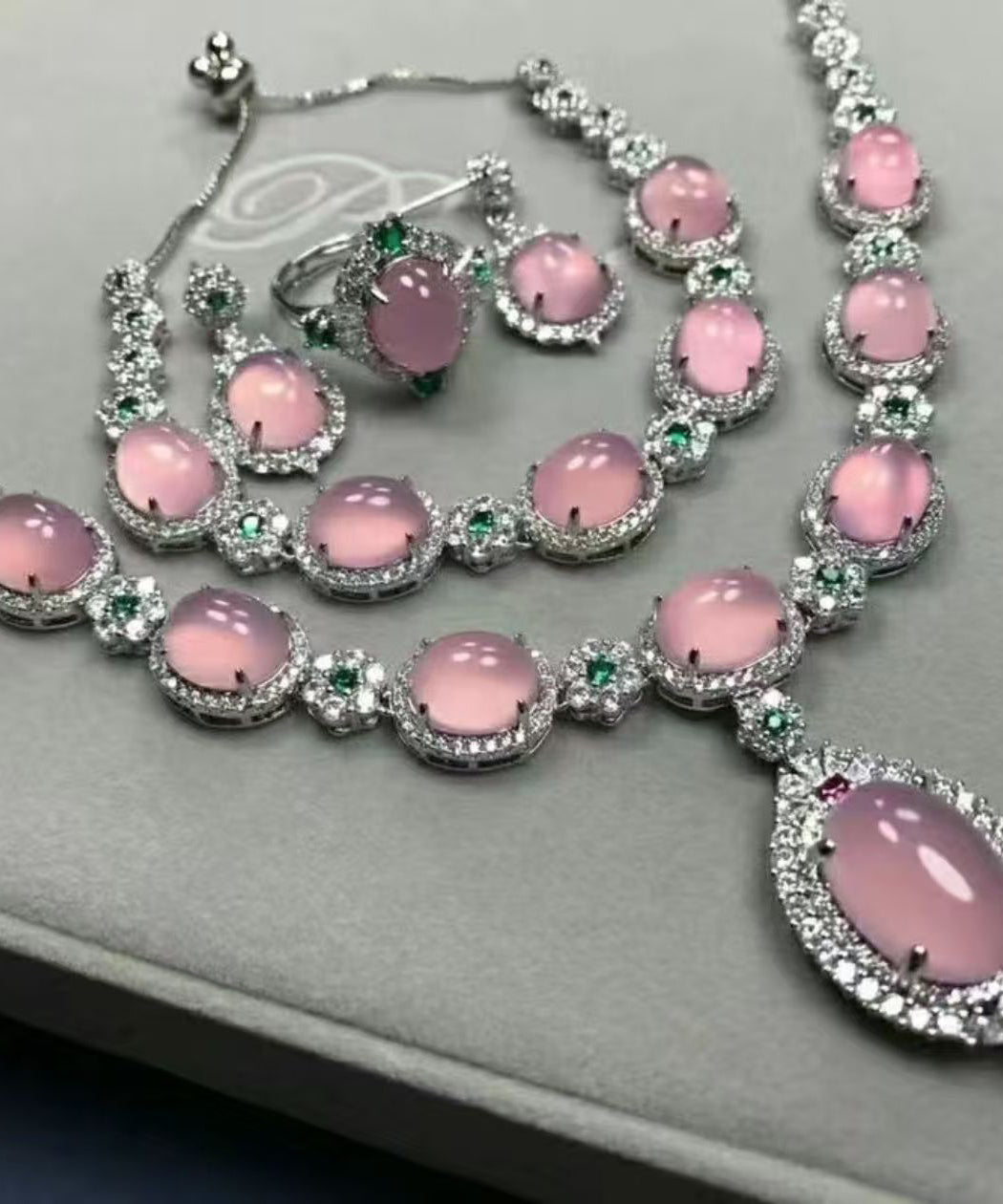 Damhalsband med fyrdelad zirkonsten och hänge 1