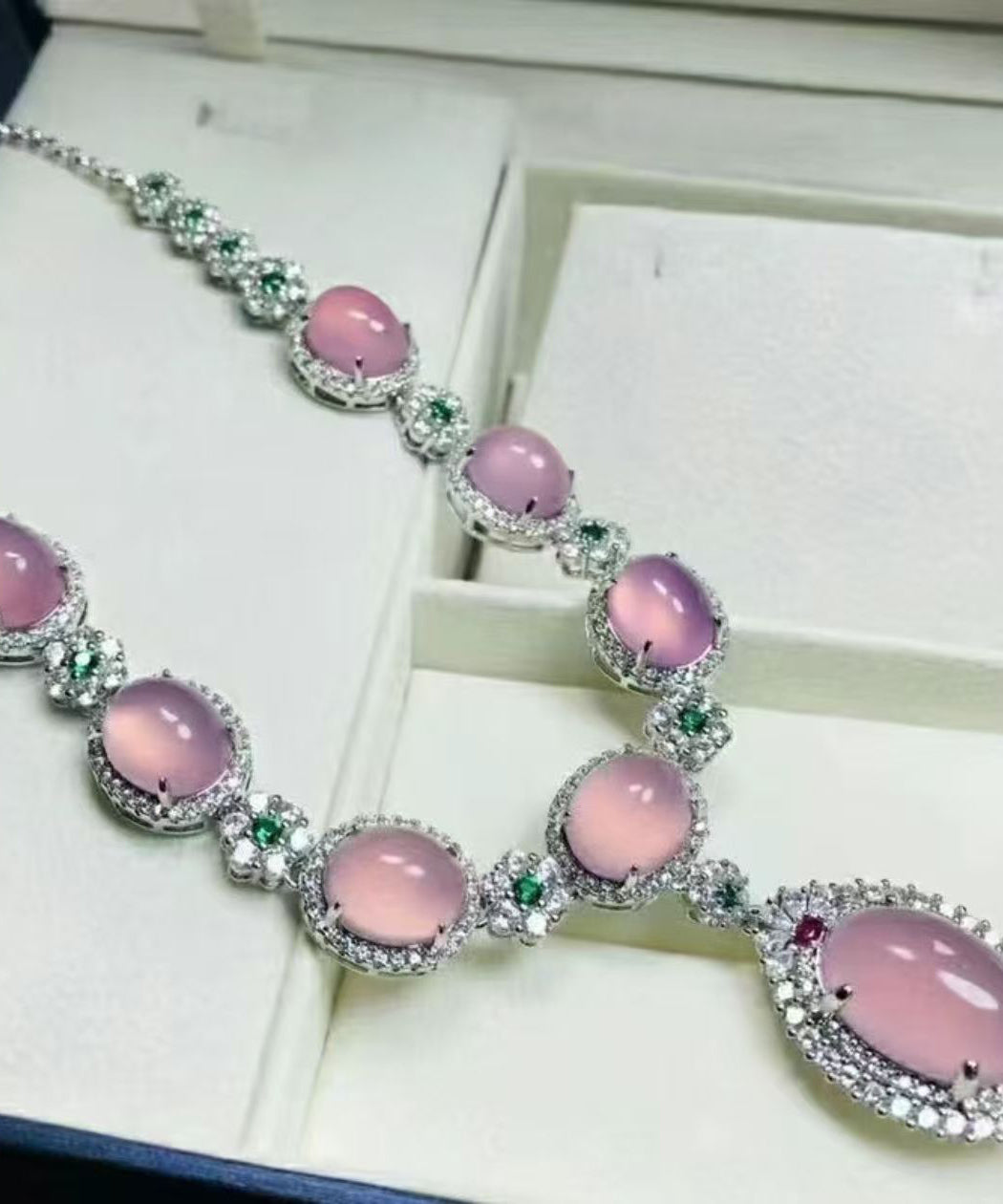 Damhalsband med fyrdelad zirkonsten och hänge 2