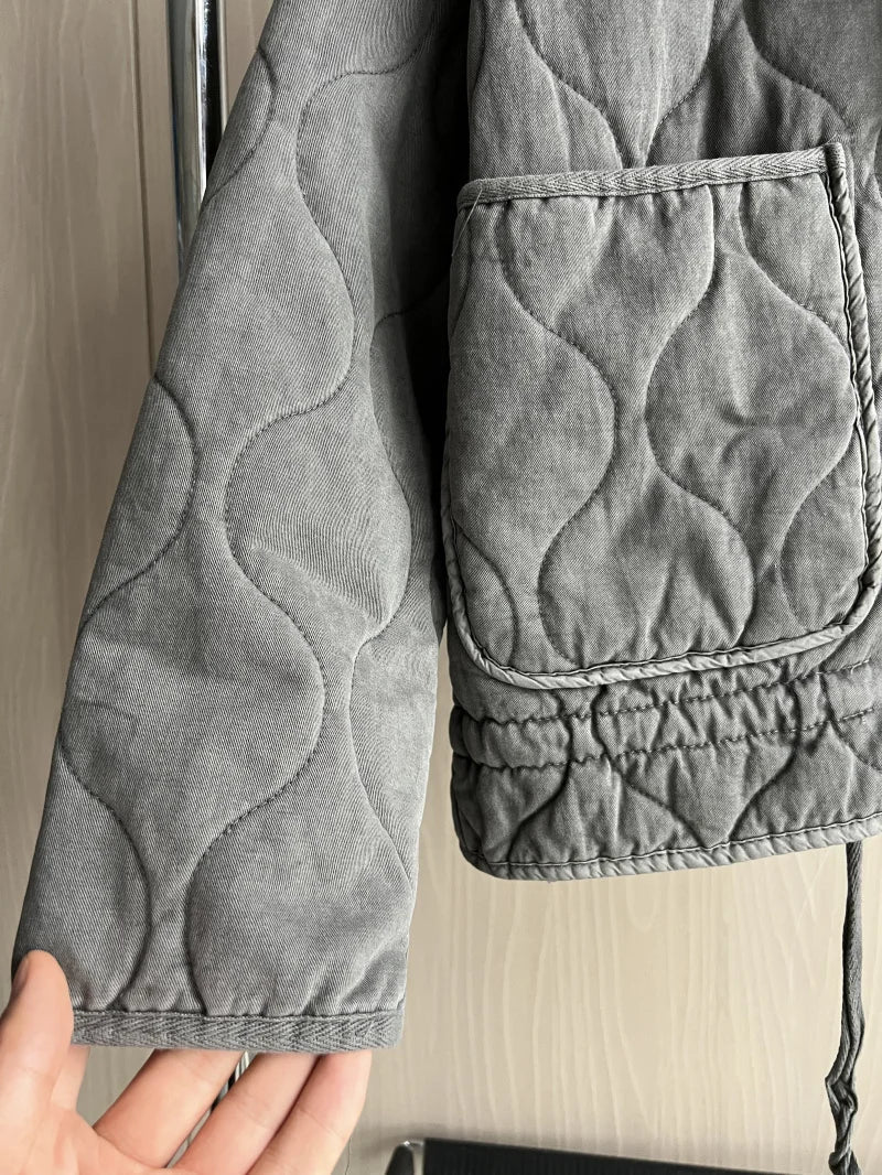 Damjacka med fickdetaljer och stilren design 7