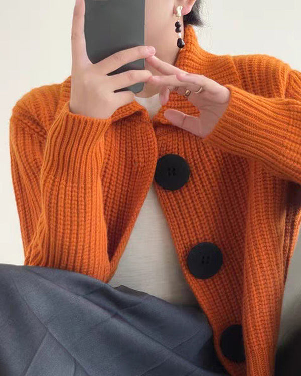 Damkofta med stora knappar och tidlös design 3