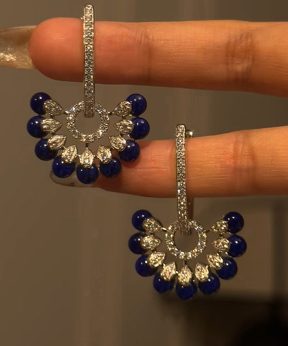 Damörhängen Blommigt Med Hängande Tofsdesign 1