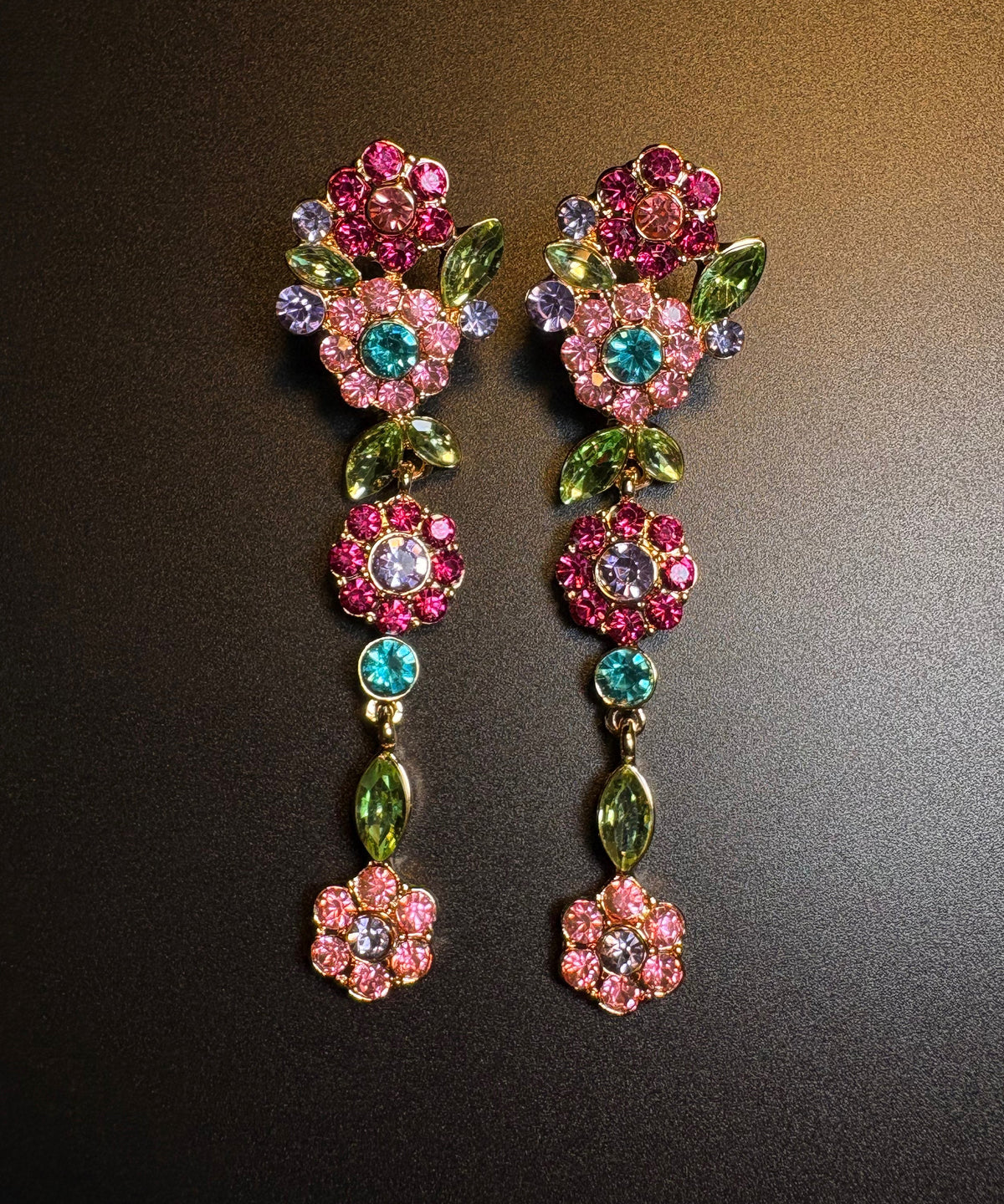 Damörhängen med regnbågsmönster och blommotiv 4
