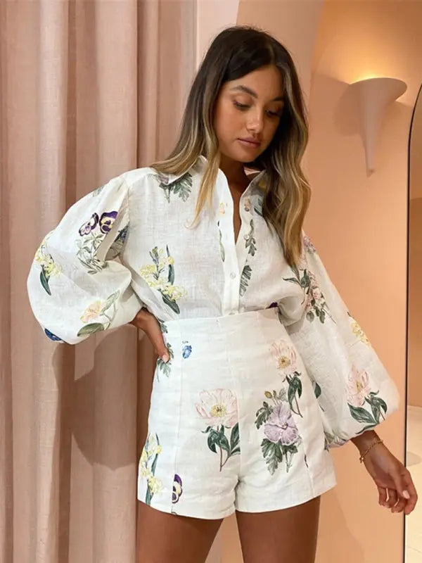Damset med Blommönstrad Blus och Högmidjade Shorts 2