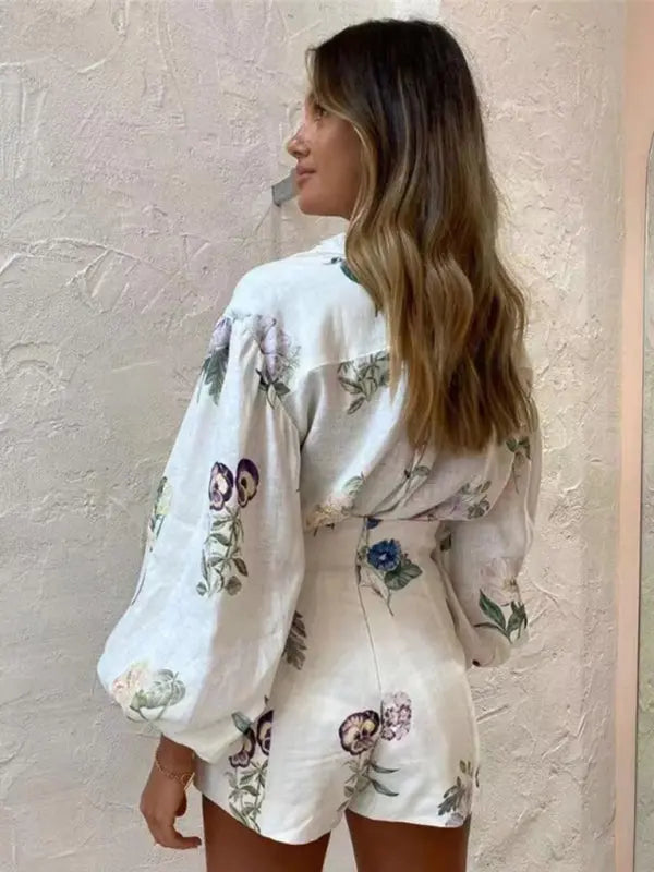 Damset med Blommönstrad Blus och Högmidjade Shorts 3