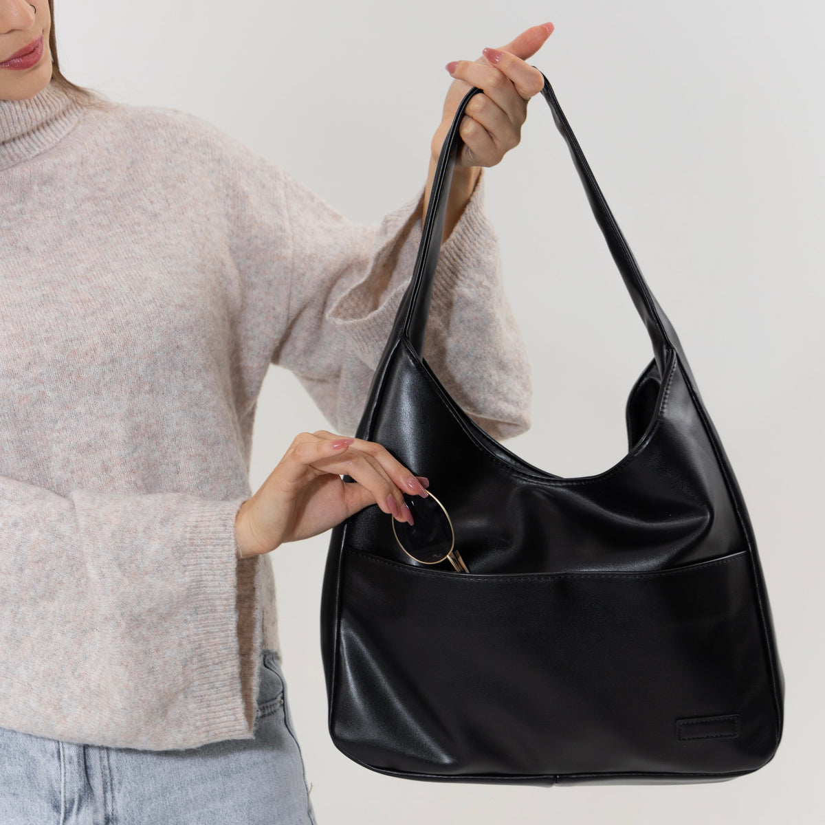 Damväska i konstläder med praktisk design 1