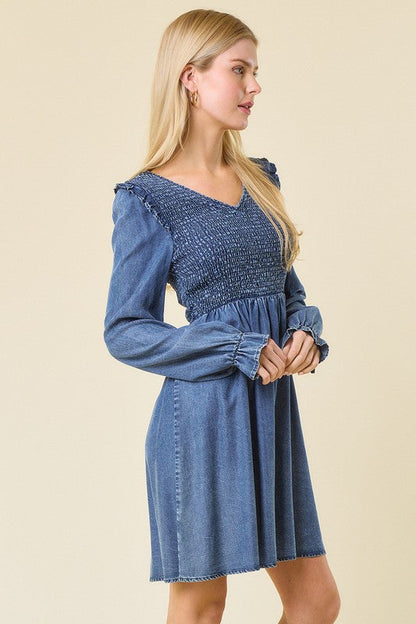 Kvinna Mini Klänning V-Hals Smockad Denim 2