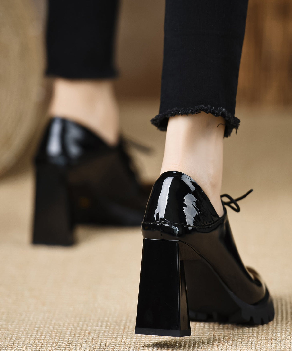 Kvinnors Chunky Klackskor i Läder med Korsade Remmar 4