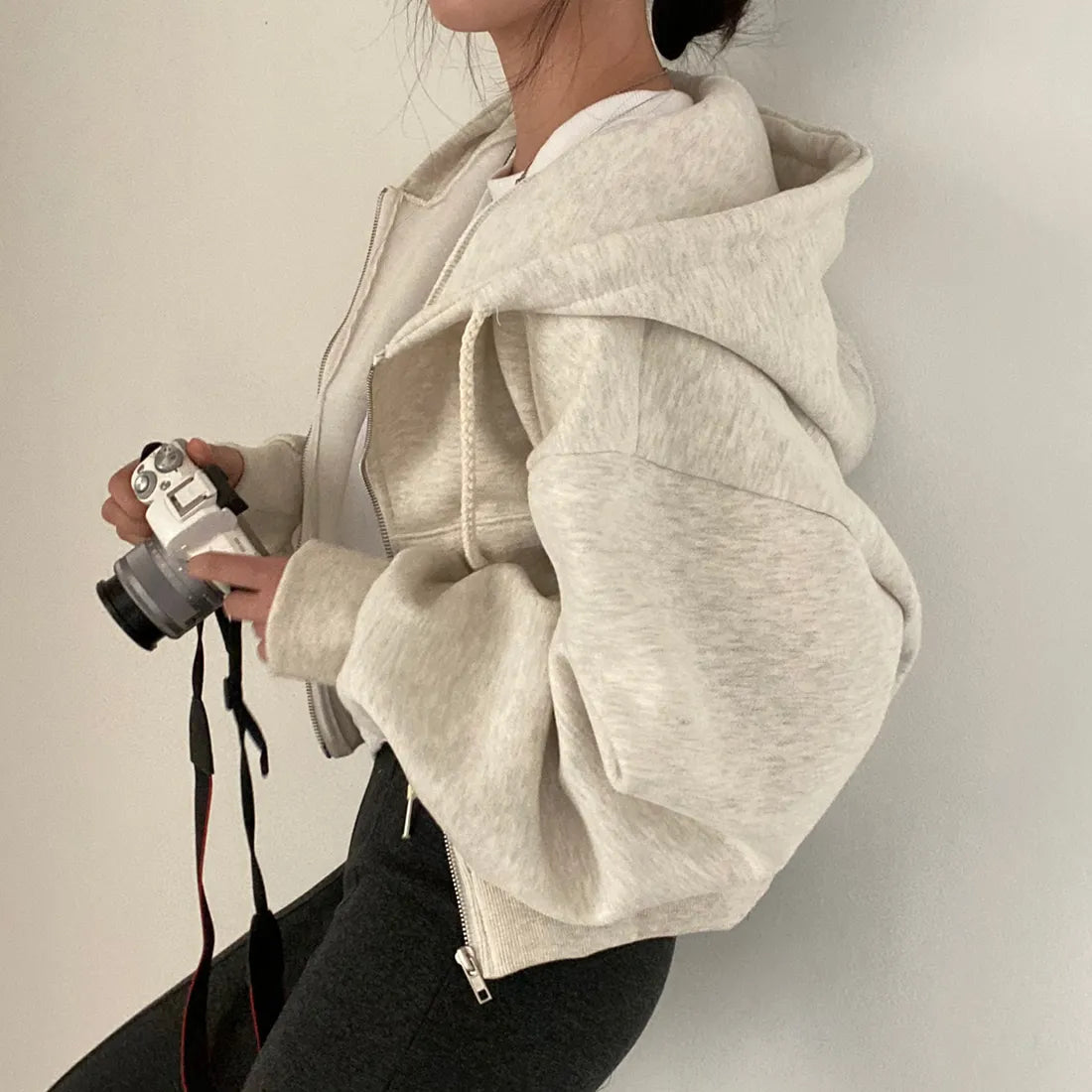 Kvinnors Hoodie med Dragkedja och Sluttande Axlar Trendig Stil 2