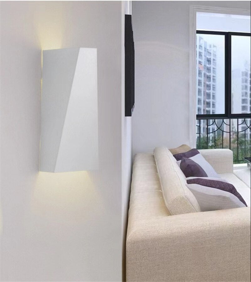 Minimalistisk geometrisk vägglampa