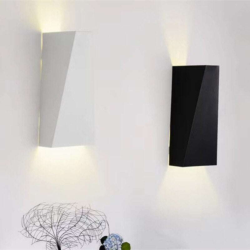 Minimalistisk geometrisk vägglampa