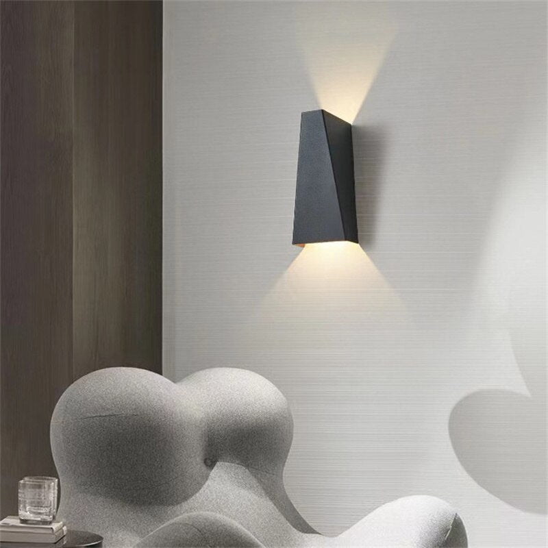 Minimalistisk geometrisk vägglampa