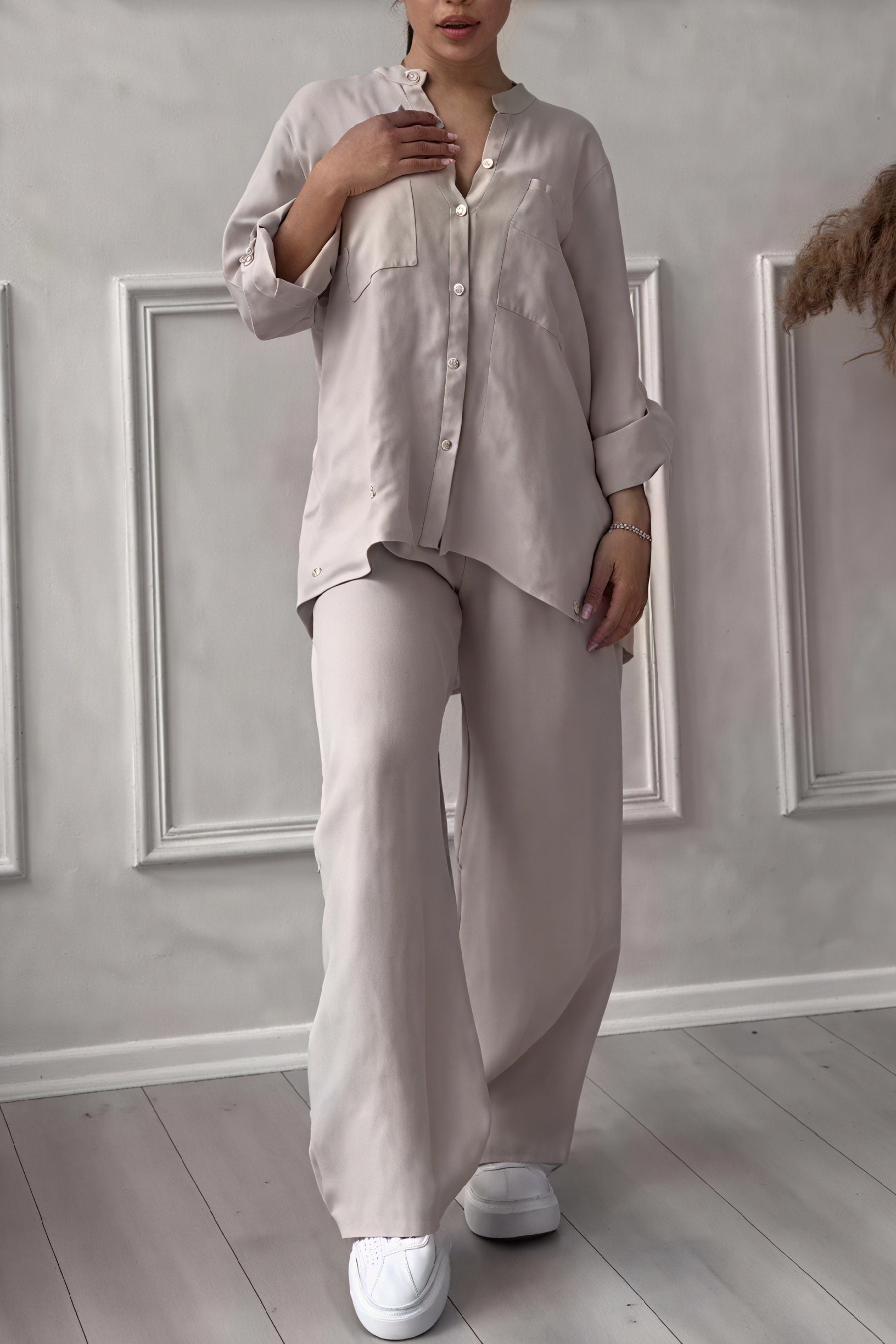Tvådelat Set Dam med Oversized Skjorta och Vida Byxor 1