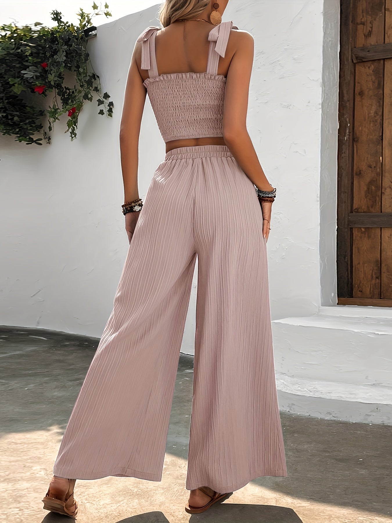Tvådelat Set Dam med Smockad Camisole och Plisserade Byxor 2