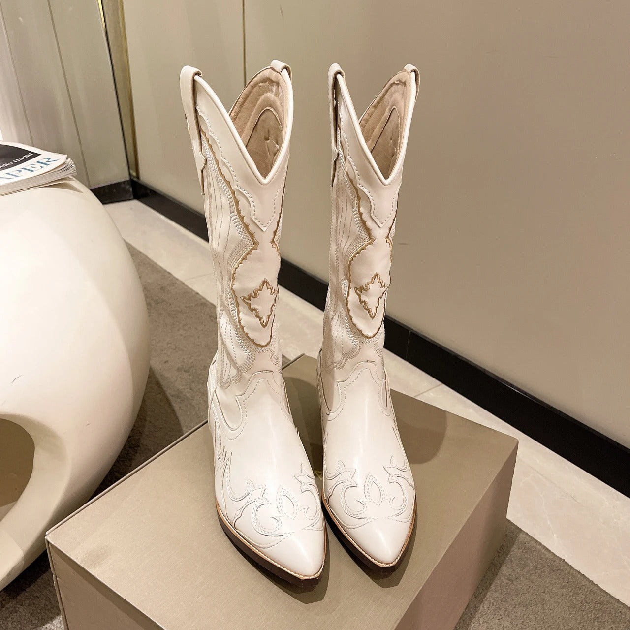 Broderade mid calf-stövlar för kvinnor