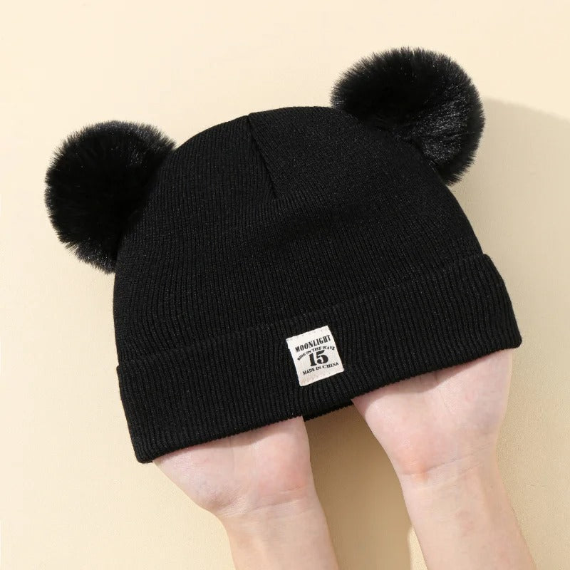 Ullstickad babymössa