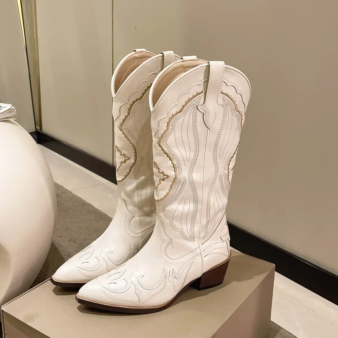 Broderade mid calf-stövlar för kvinnor