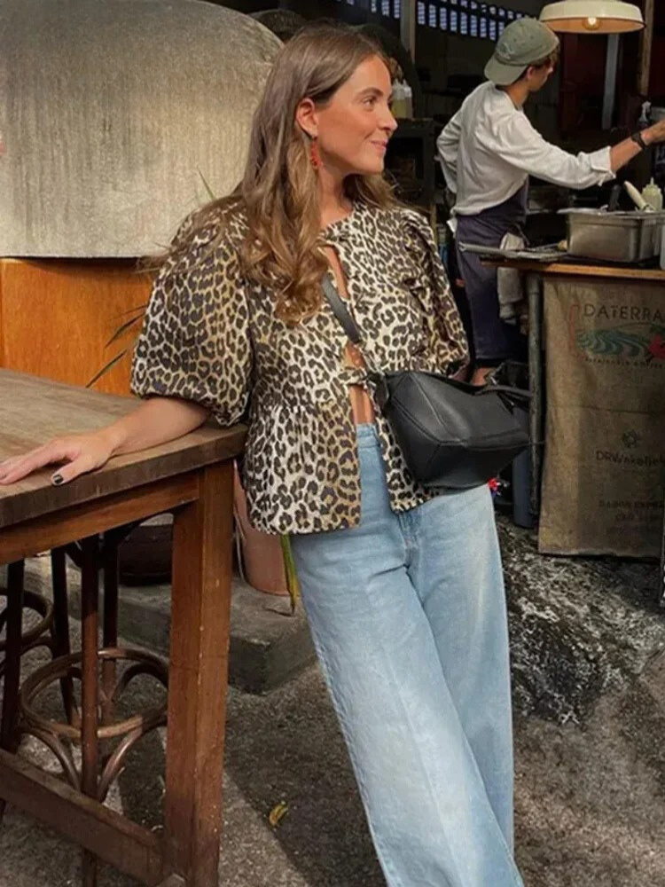 Leopardmönstrat blus med puffärm
