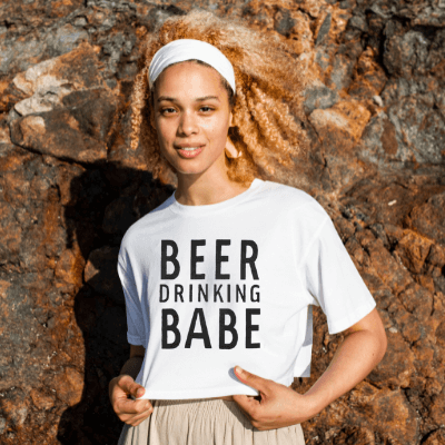 Öl drickande Babe Tee