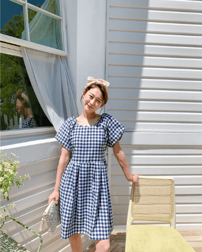 Klänning med fyrkantig krage för kvinnor