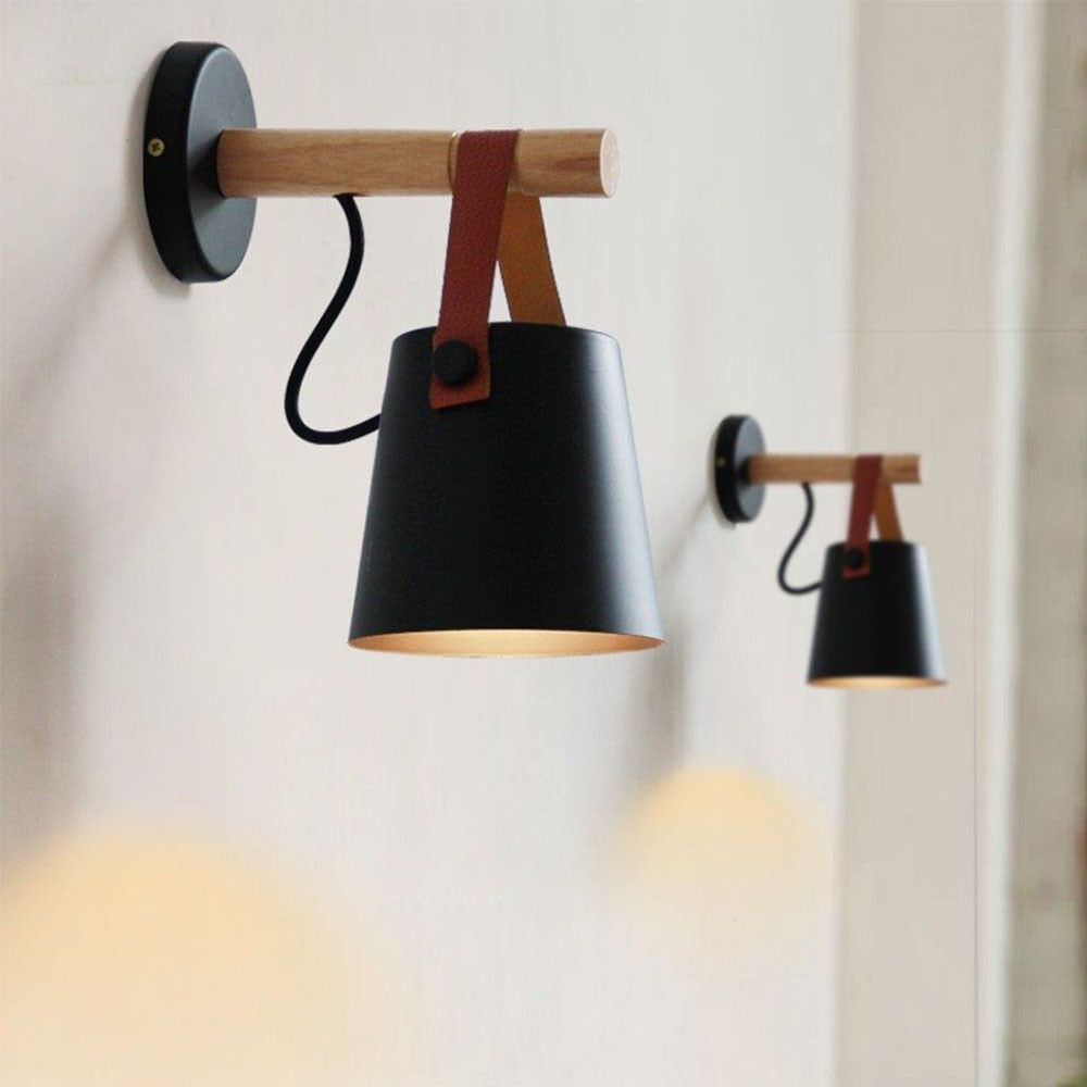 Nordisk vägglampa i trä