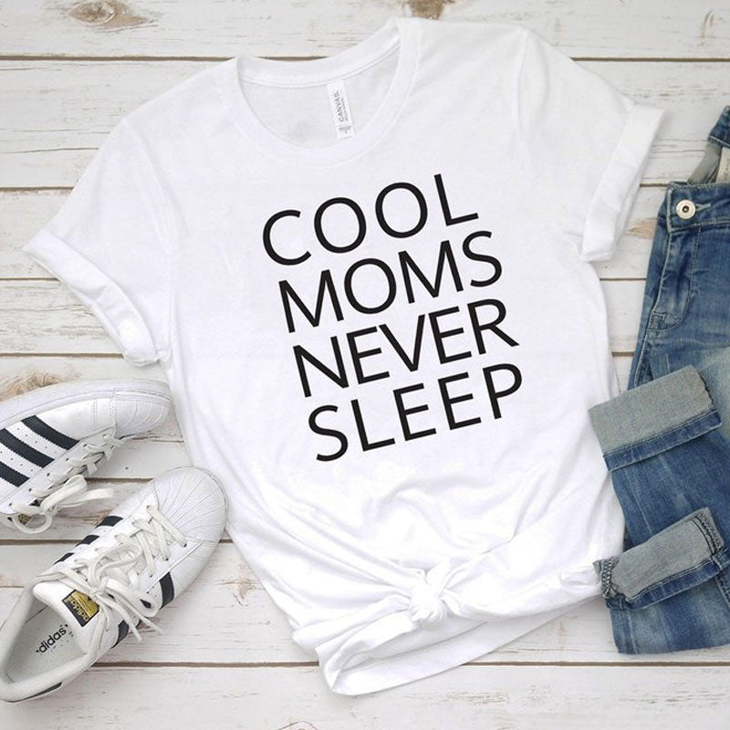 Coola mammor sover aldrig Tee