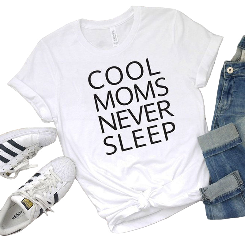 Coola mammor sover aldrig Tee