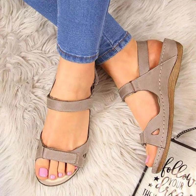 Sandaler med platt tå och kardborreband