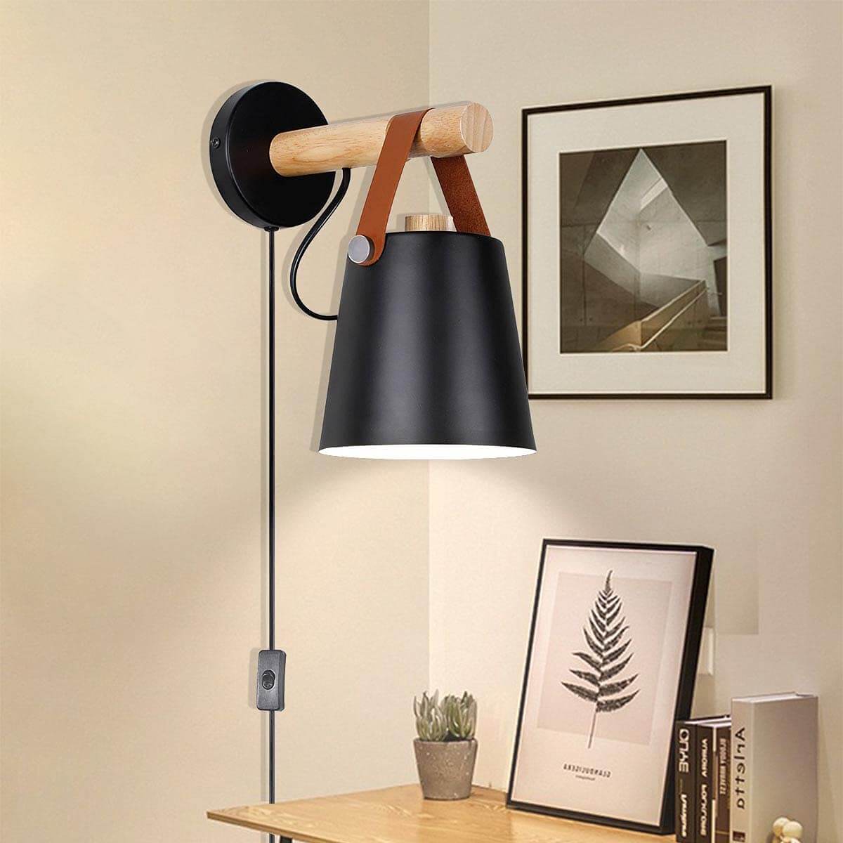 Nordisk vägglampa i trä