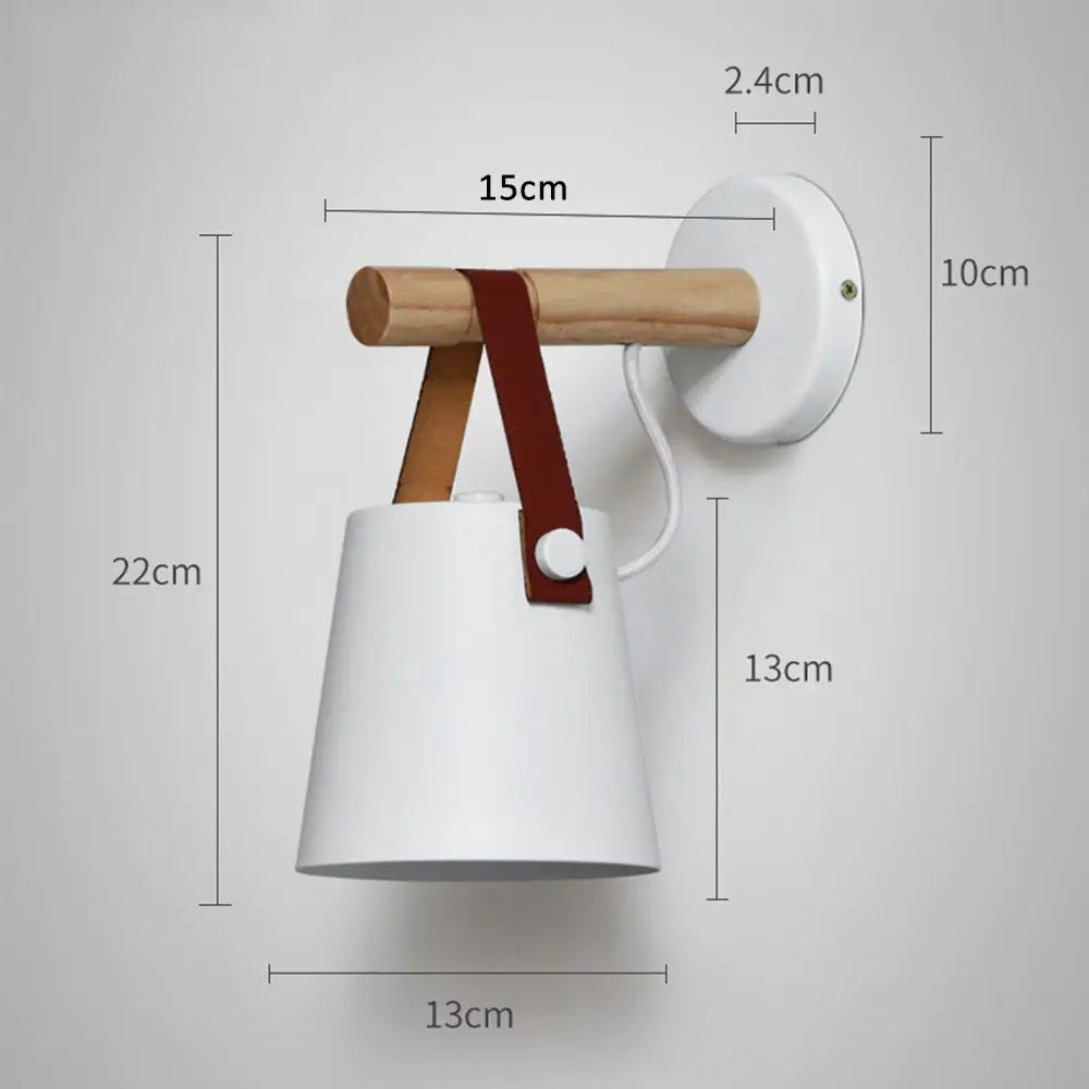 Nordisk vägglampa i trä