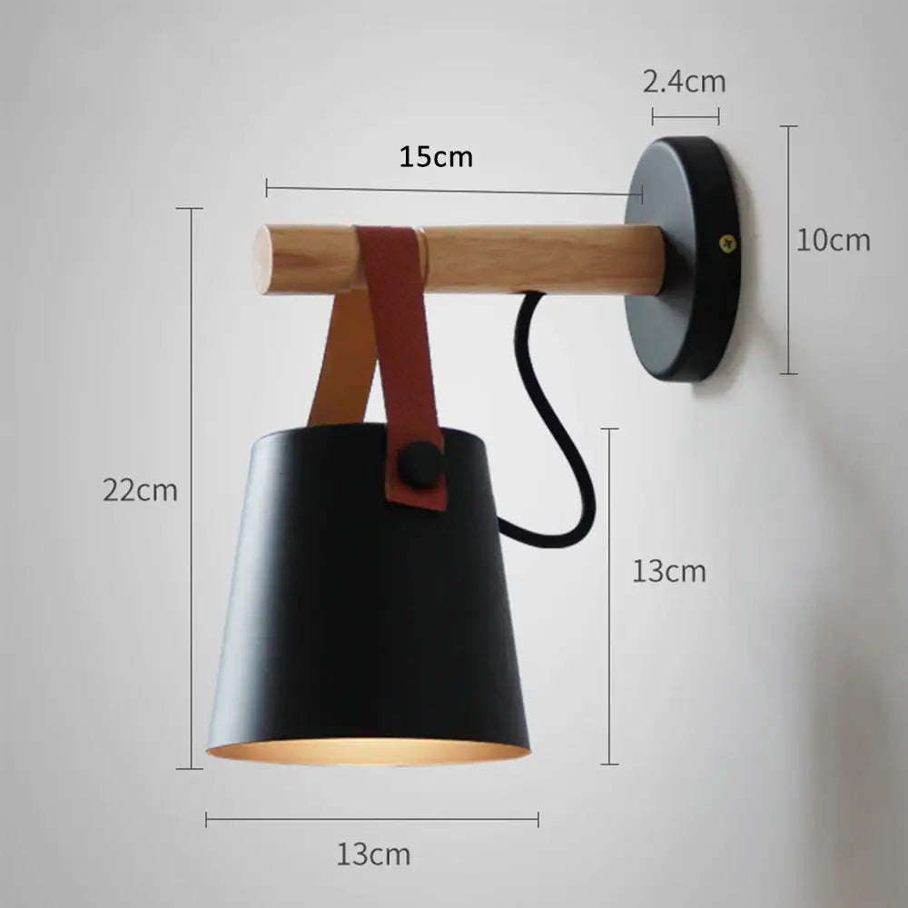 Nordisk vägglampa i trä