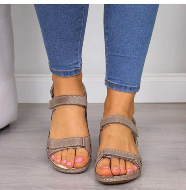 Sandaler med platt tå och kardborreband