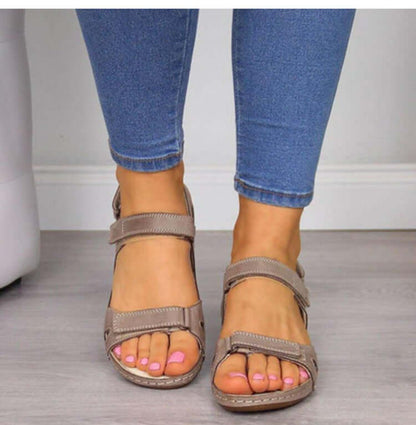 Sandaler med platt tå och kardborreband